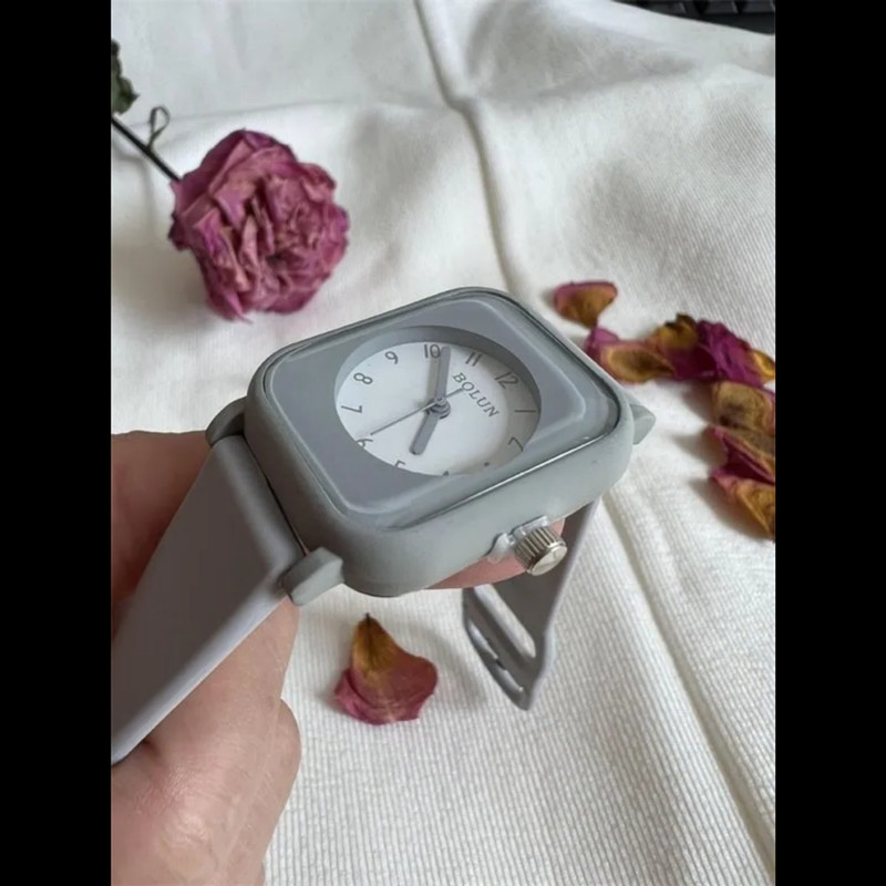 ساعت مچی عقربه ای بولون مدل بند پیو ضد حساسیت 